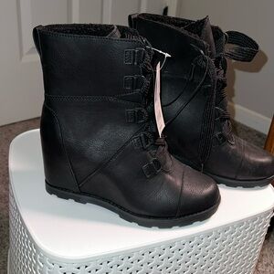 NWT Universal Thread wedge boots